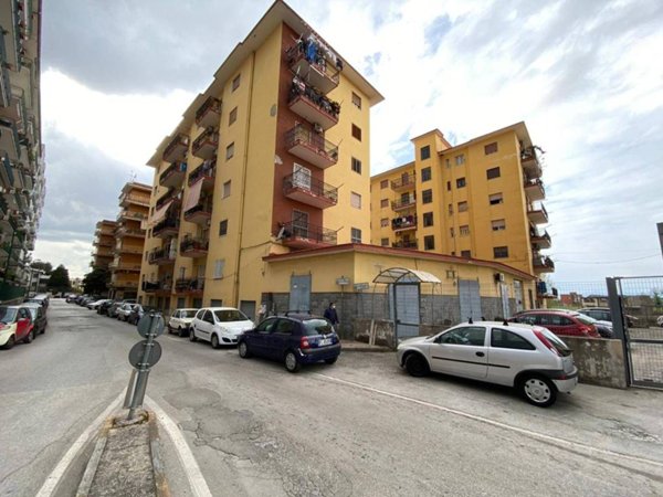 negozio in affitto a Casoria