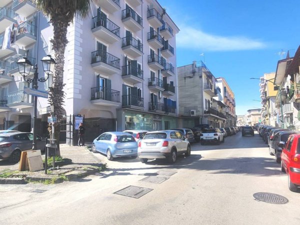 negozio in affitto a Casoria