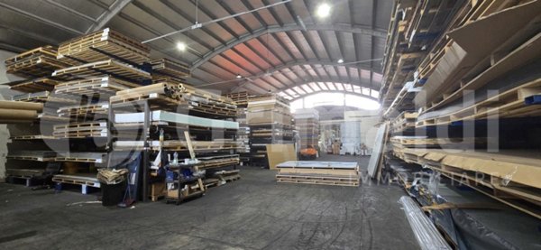 locale commerciale in affitto a Casoria