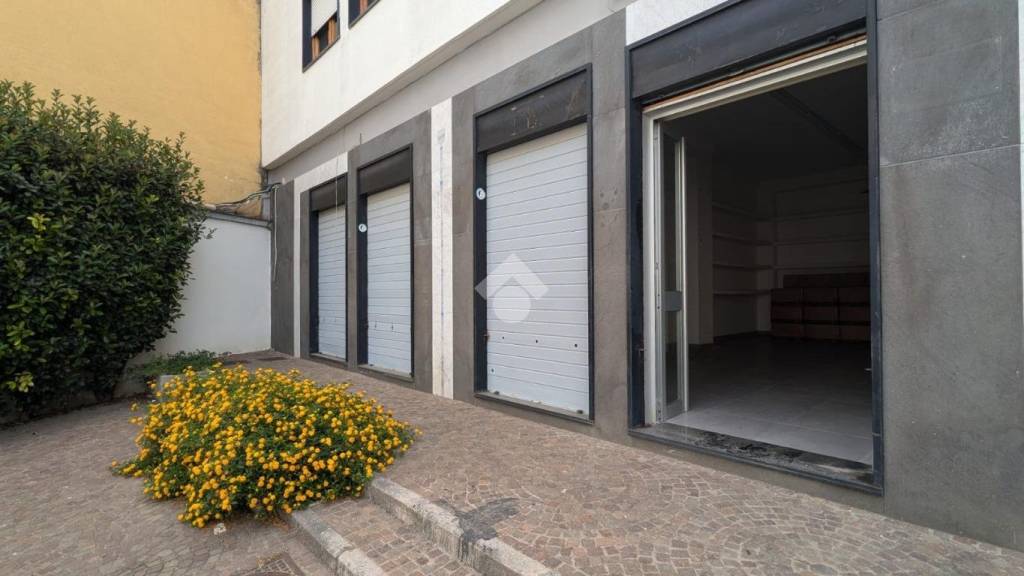 negozio in affitto a Casoria