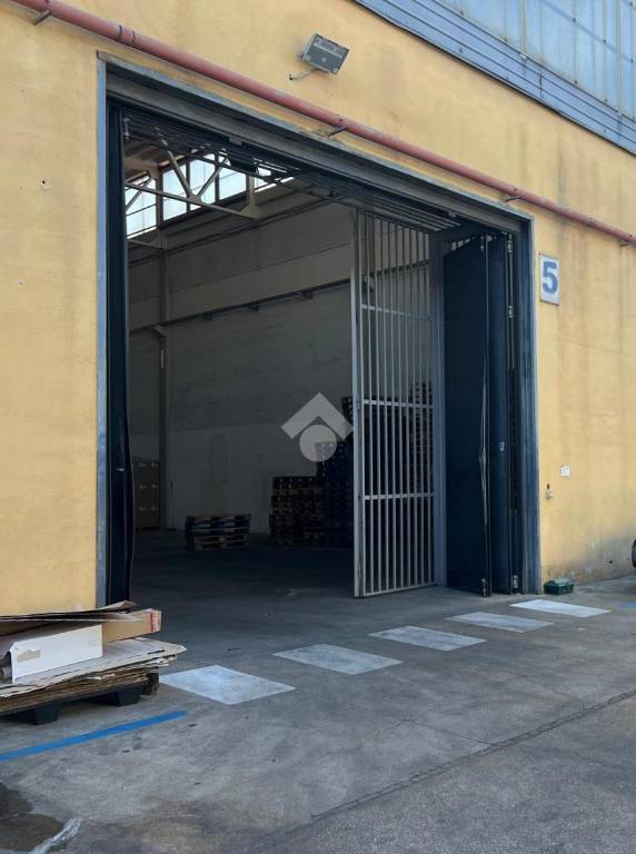 locale commerciale in affitto a Casoria