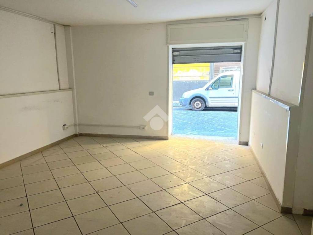 negozio in affitto a Casoria in zona Centro Storico