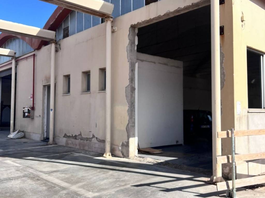 locale commerciale in affitto a Casoria in zona Arpino