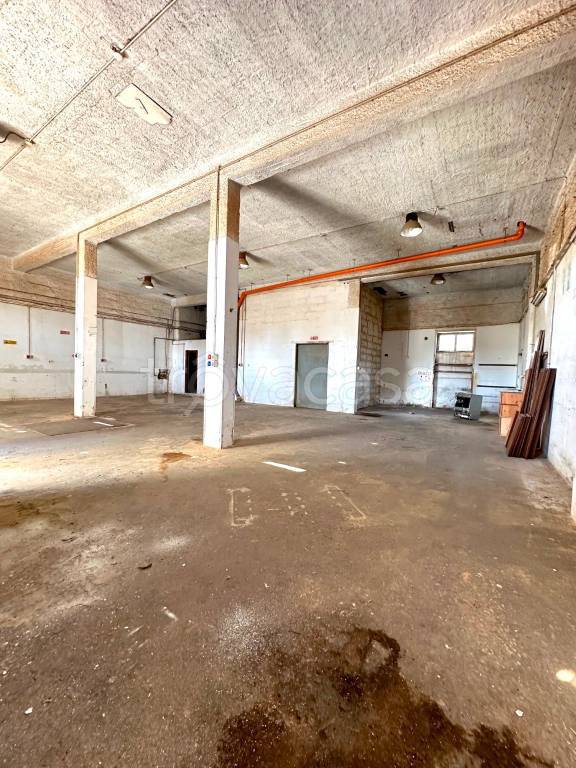 locale commerciale in affitto a Casoria