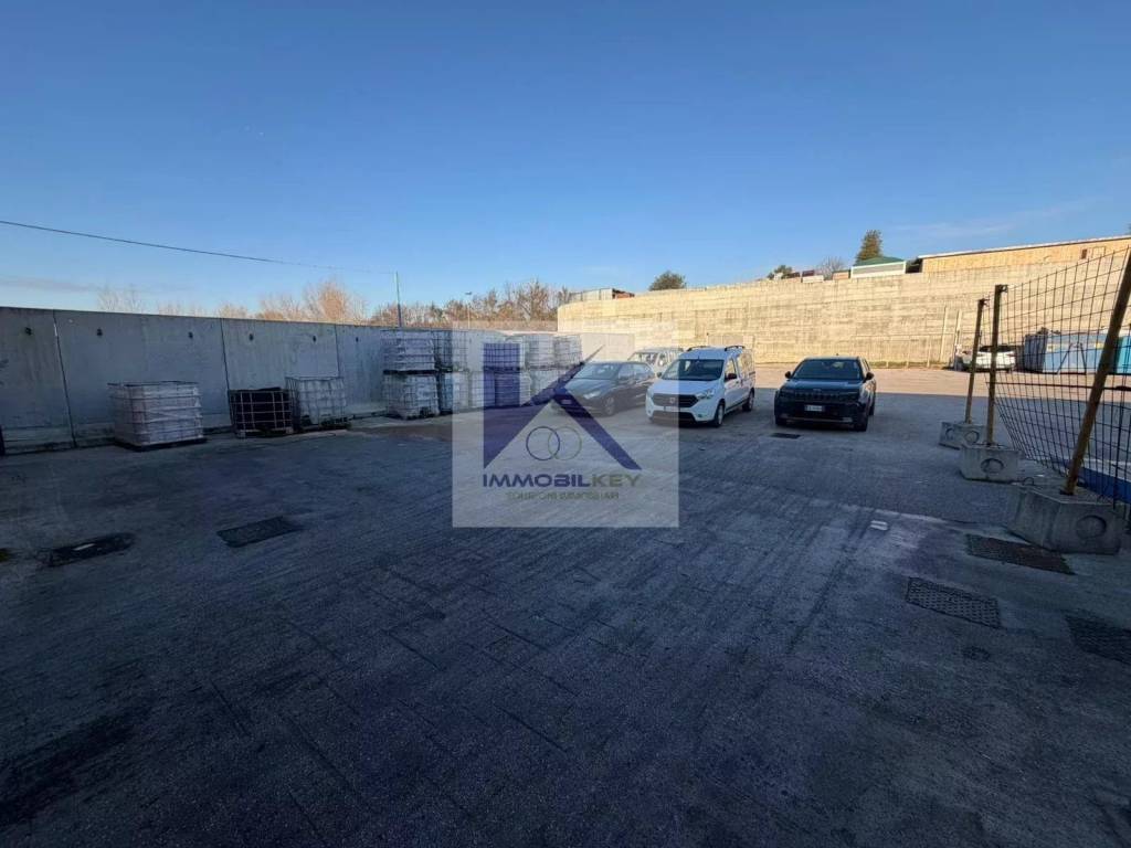 locale commerciale in affitto a Casoria