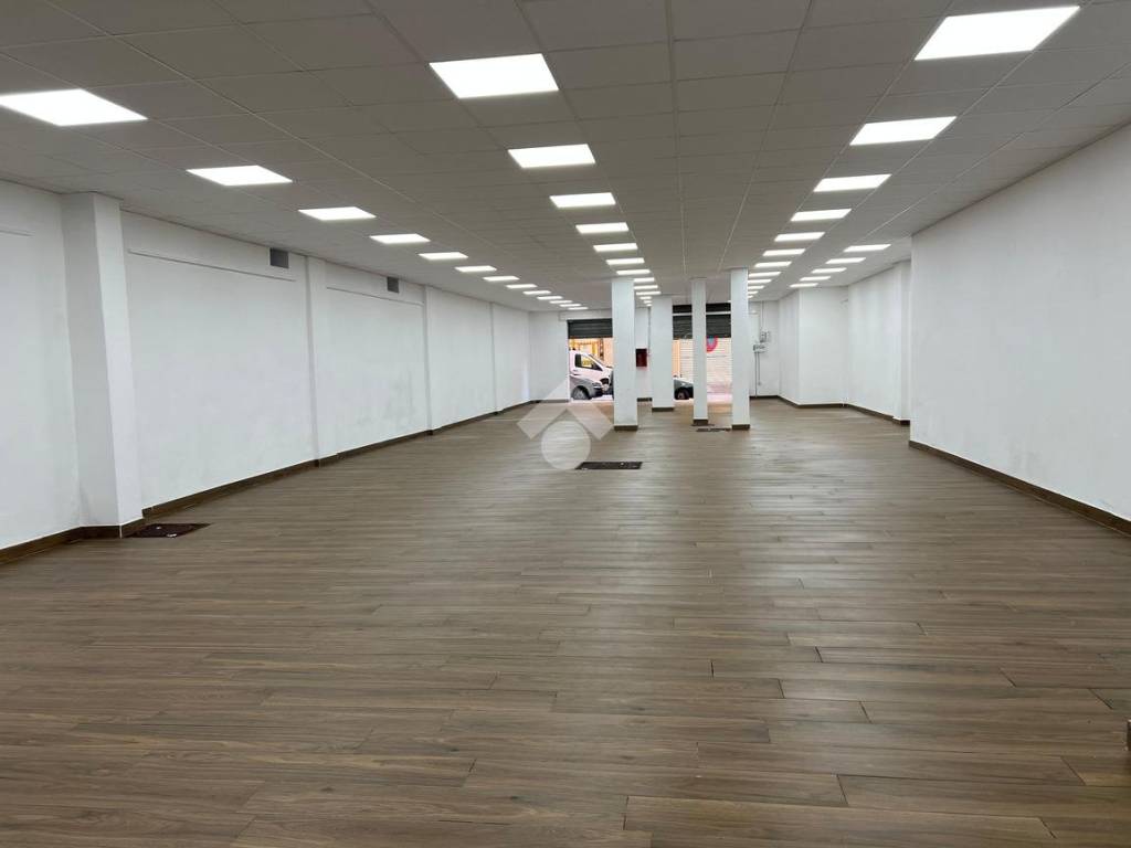 negozio in affitto a Casoria in zona Arpino