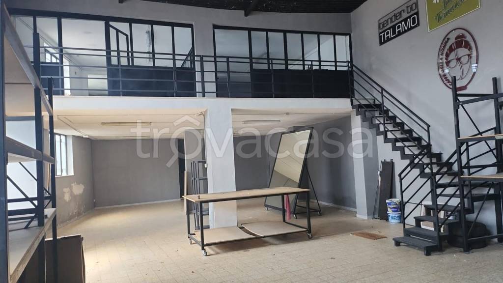 locale commerciale in affitto a Casoria in zona Arpino