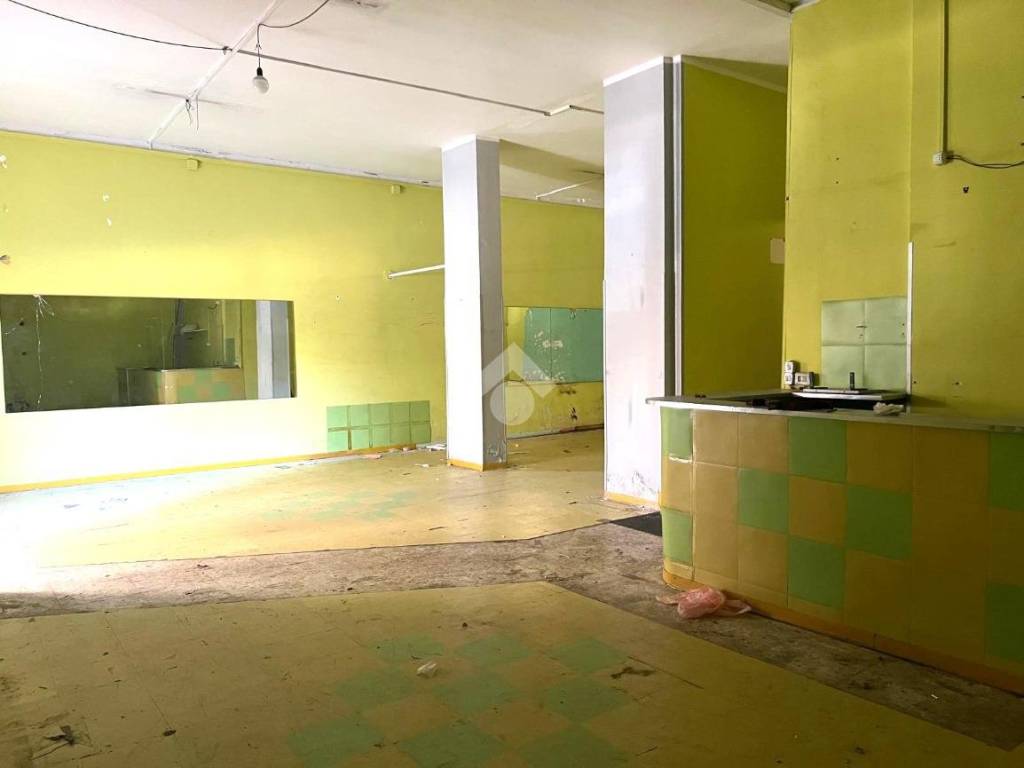 negozio in affitto a Casoria in zona Arpino