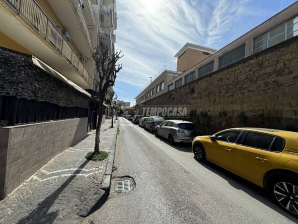 negozio in affitto a Casoria in zona Centro Storico