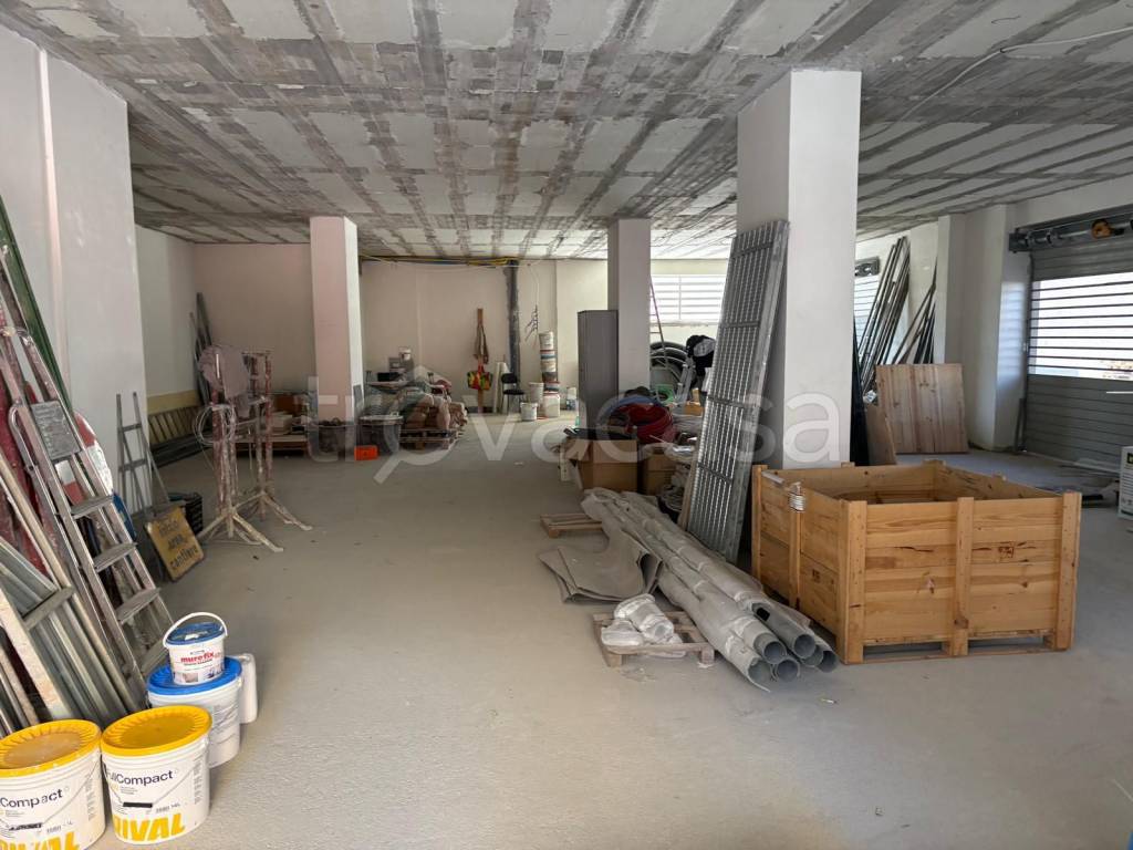 negozio in affitto a Casoria in zona Arpino