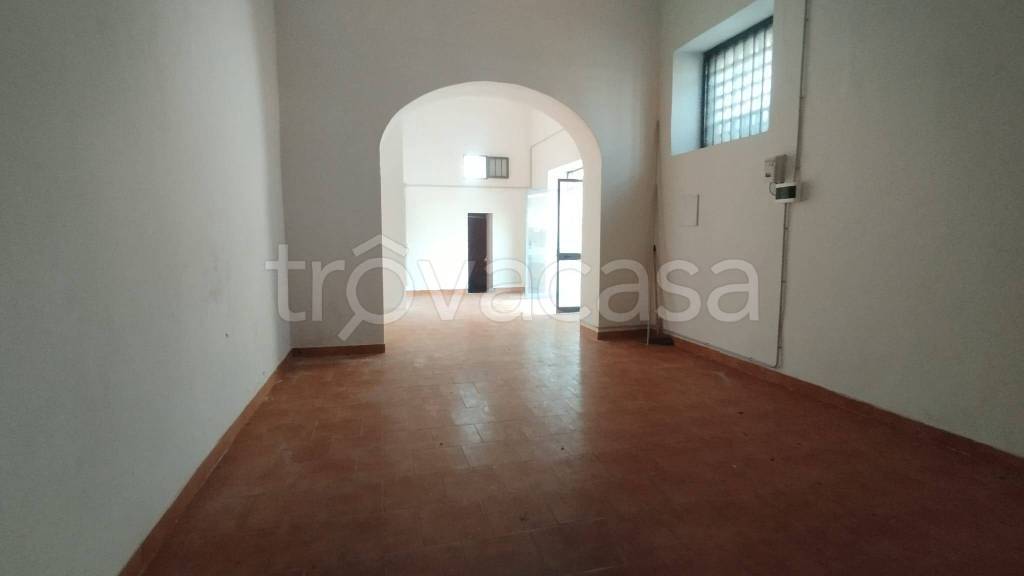 negozio in affitto a Casoria in zona Arpino