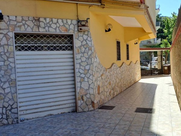negozio in affitto a Casoria in zona Centro Storico