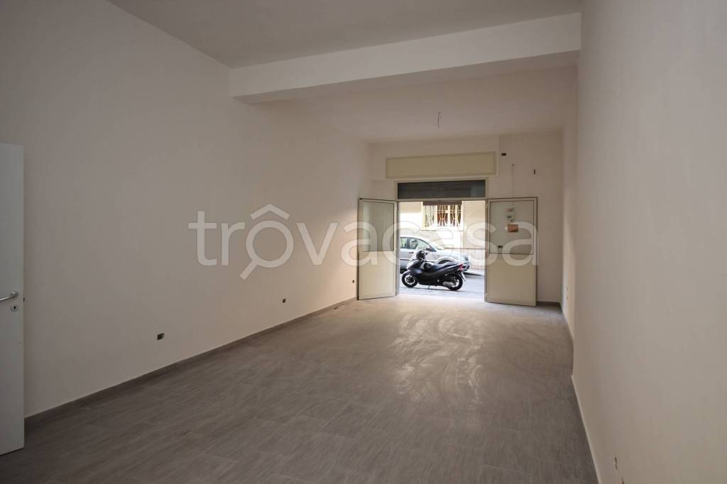 negozio in affitto a Casoria