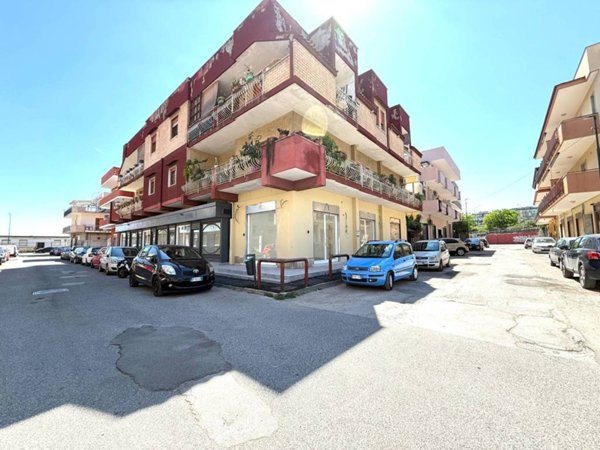 negozio in affitto a Casoria in zona Arpino