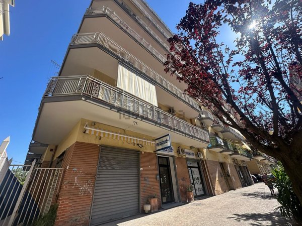locale commerciale in affitto a Castellammare di Stabia