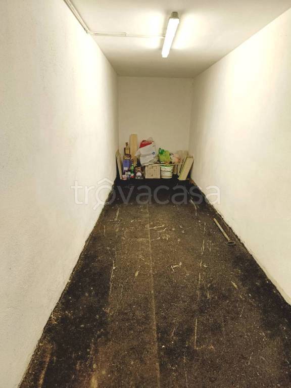 locale di sgombero in affitto a Castello di Cisterna