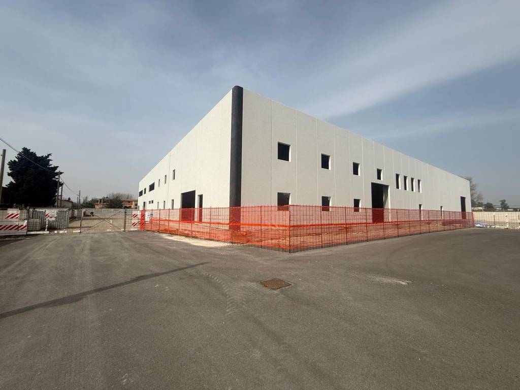 locale commerciale in affitto a Castello di Cisterna