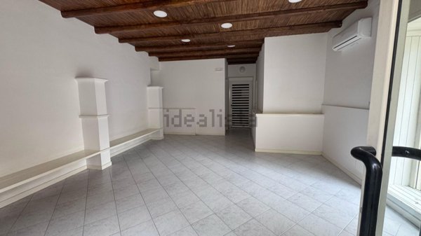 locale commerciale in affitto a Cicciano