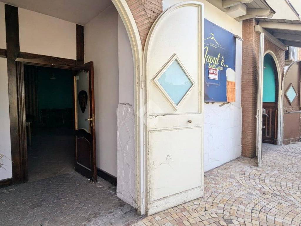 locale commerciale in affitto a Crispano