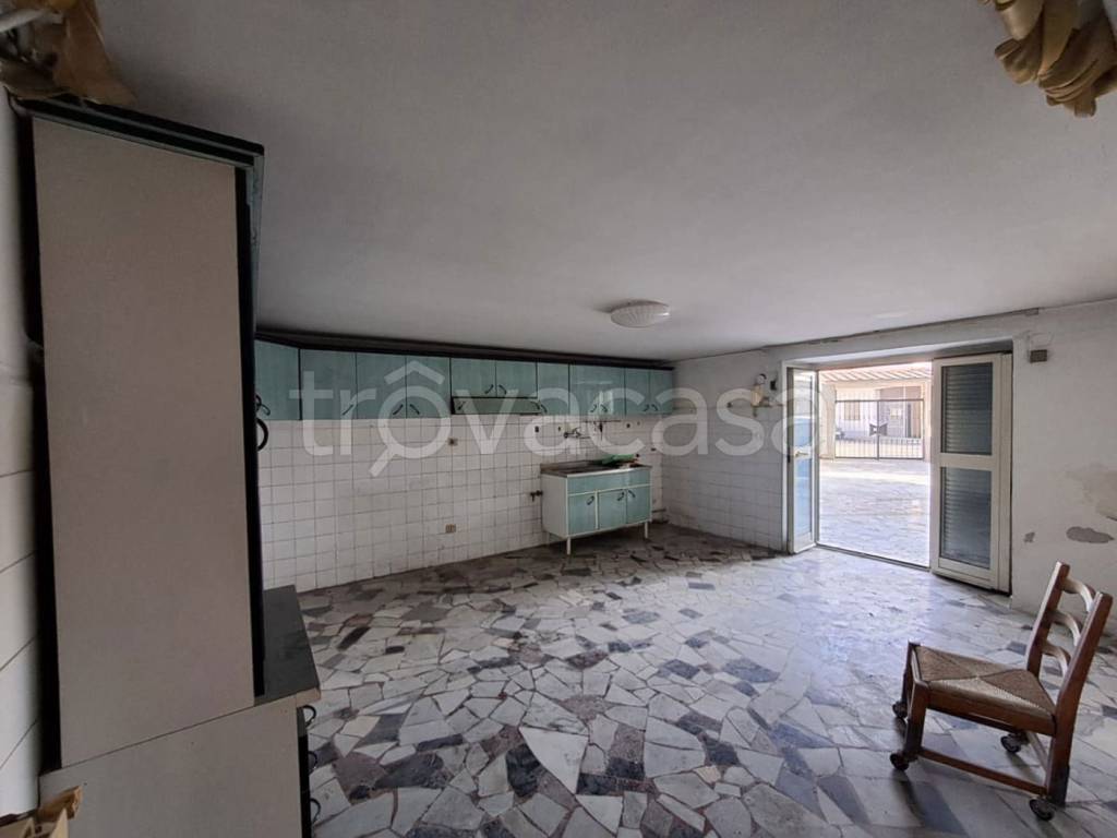 locale commerciale in affitto a Crispano