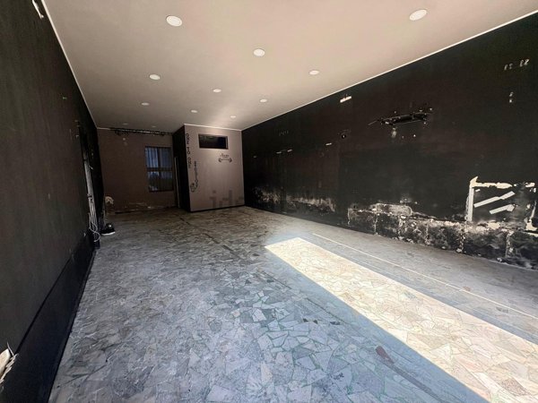 locale commerciale in affitto a Crispano