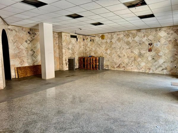 locale commerciale in affitto a Crispano
