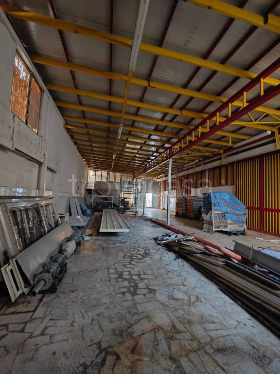 locale commerciale in affitto a Frattamaggiore