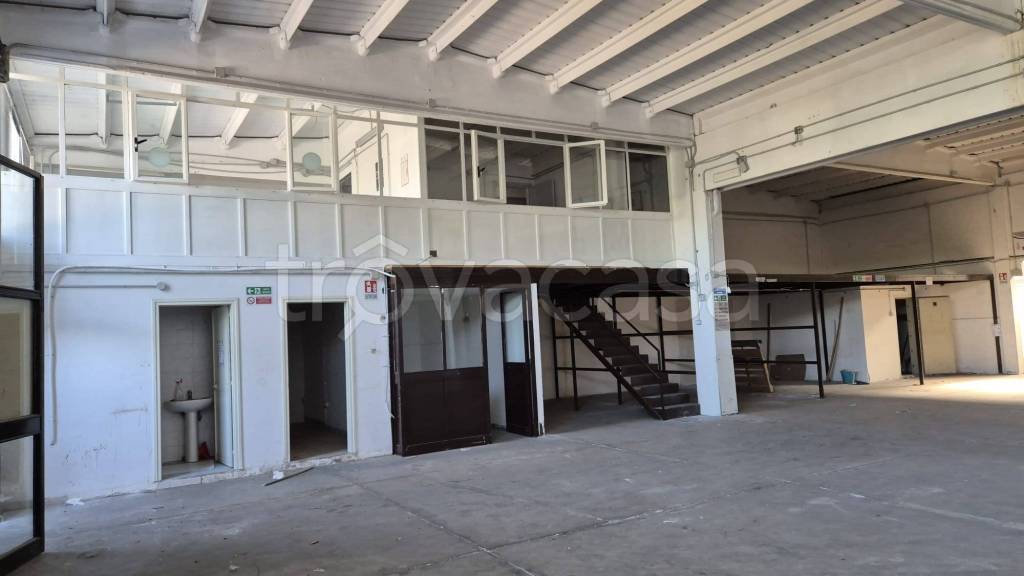 locale commerciale in affitto a Frattamaggiore