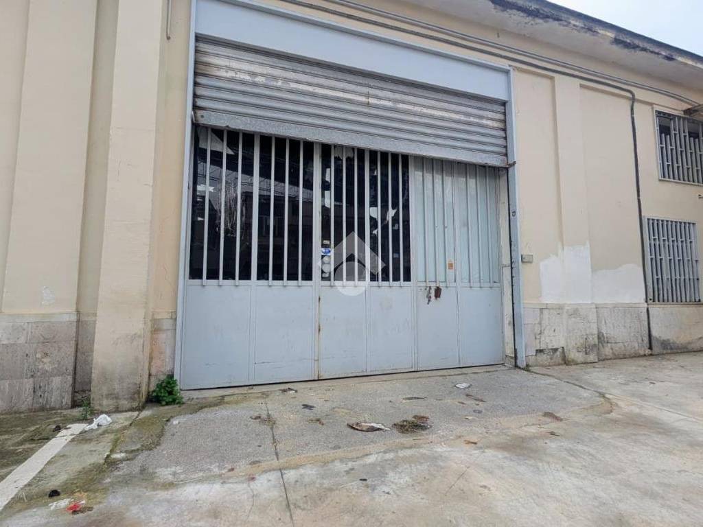 locale commerciale in affitto a Frattamaggiore