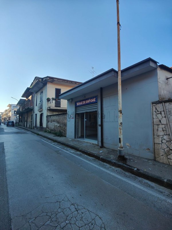 locale commerciale in affitto a Frattamaggiore