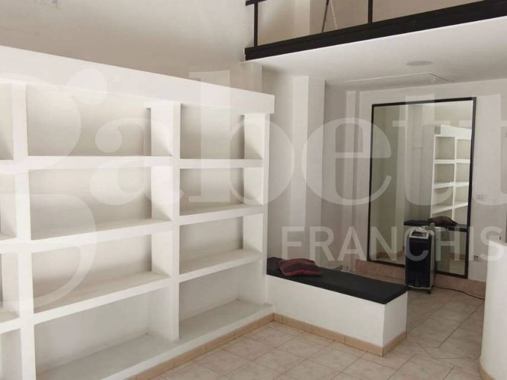 locale commerciale in affitto a Frattamaggiore