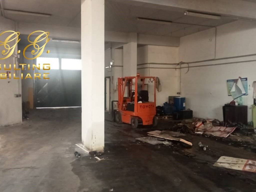 locale commerciale in affitto a Frattaminore