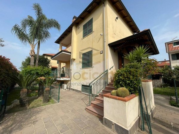 casa indipendente in affitto a Giugliano in Campania in zona Varcaturo