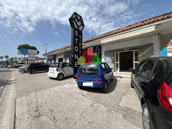 negozio in affitto a Giugliano in Campania in zona Lago Patria