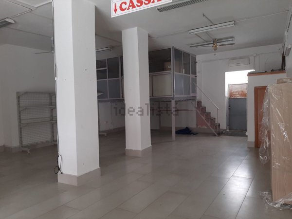 locale commerciale in affitto a Giugliano in Campania