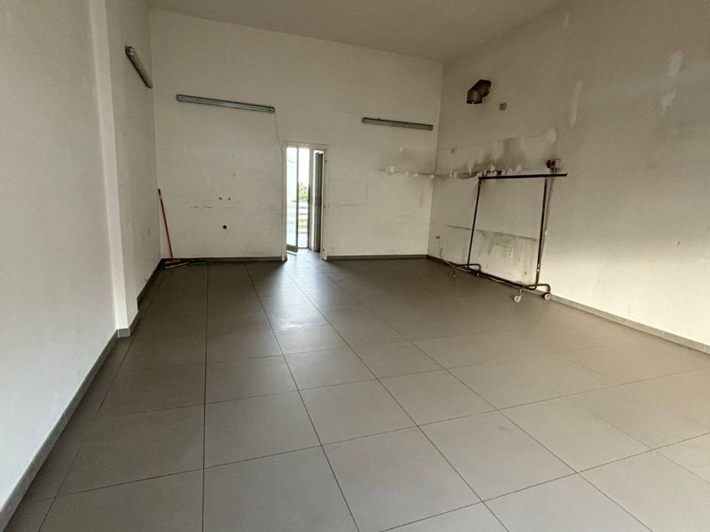 negozio in affitto a Giugliano in Campania in zona Lago Patria