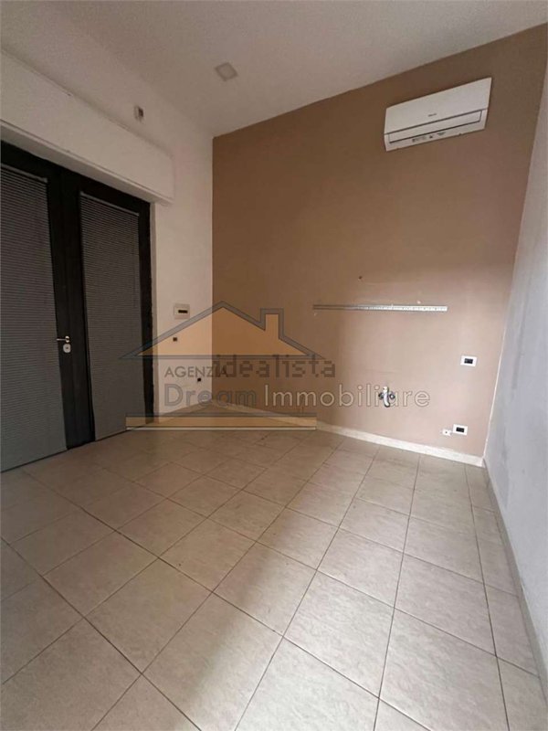 locale commerciale in affitto a Giugliano in Campania