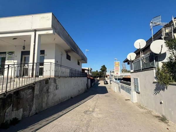 negozio in affitto a Giugliano in Campania in zona Varcaturo