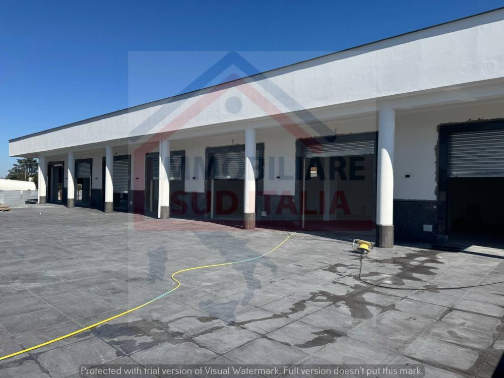 negozio in affitto a Giugliano in Campania in zona Varcaturo