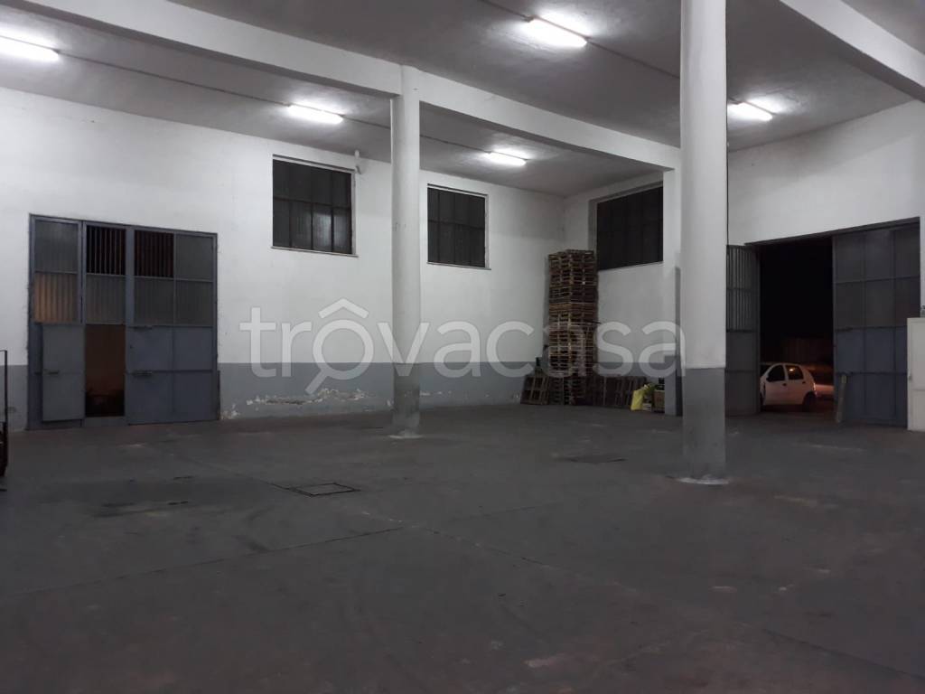 locale commerciale in affitto a Giugliano in Campania