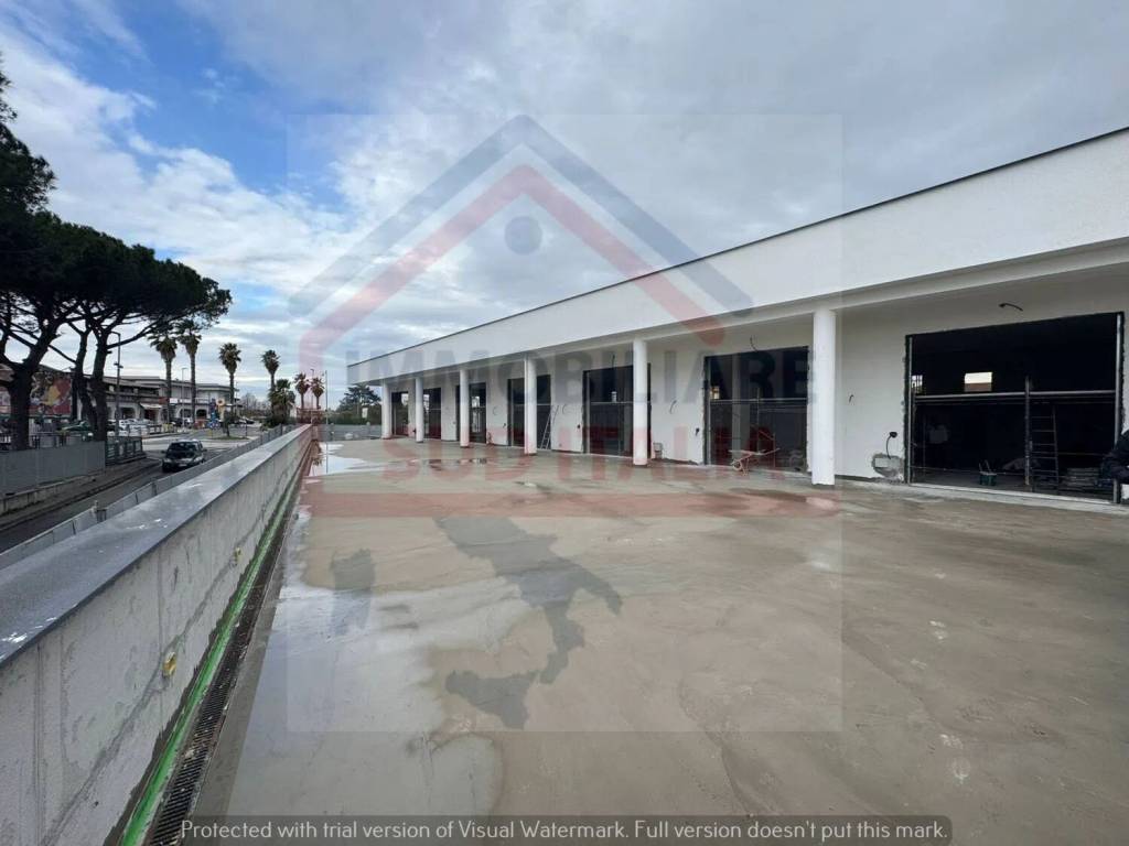 negozio in affitto a Giugliano in Campania in zona Varcaturo
