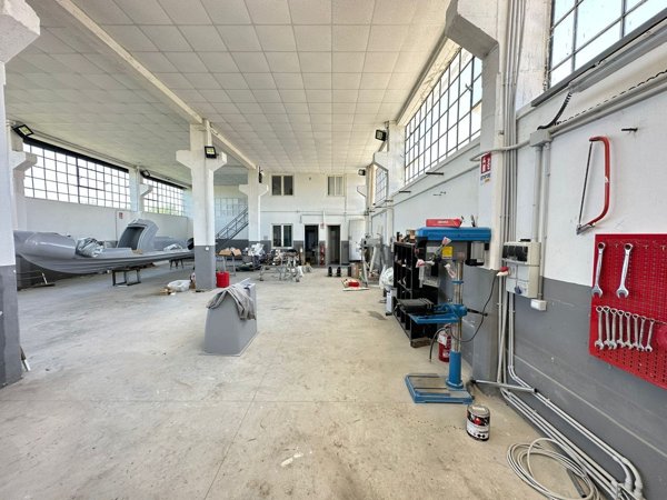 ufficio in affitto a Giugliano in Campania in zona Varcaturo