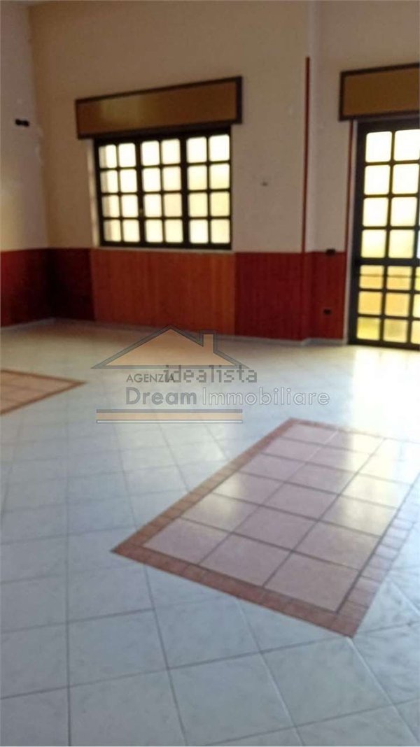 locale commerciale in affitto a Giugliano in Campania
