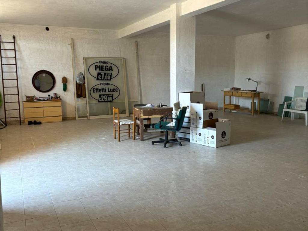 locale commerciale in affitto a Giugliano in Campania in zona Varcaturo