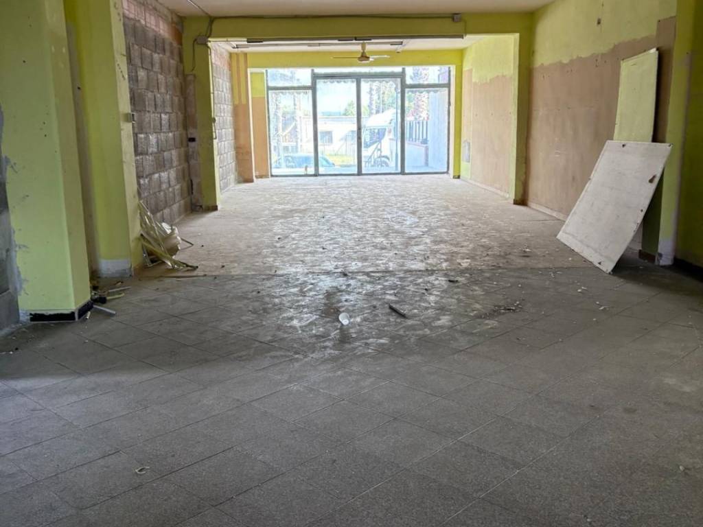 negozio in affitto a Giugliano in Campania in zona Varcaturo