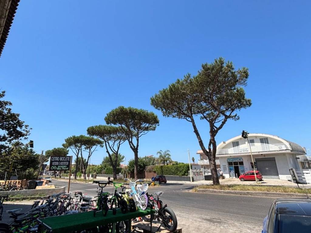 negozio in affitto a Giugliano in Campania in zona Lago Patria