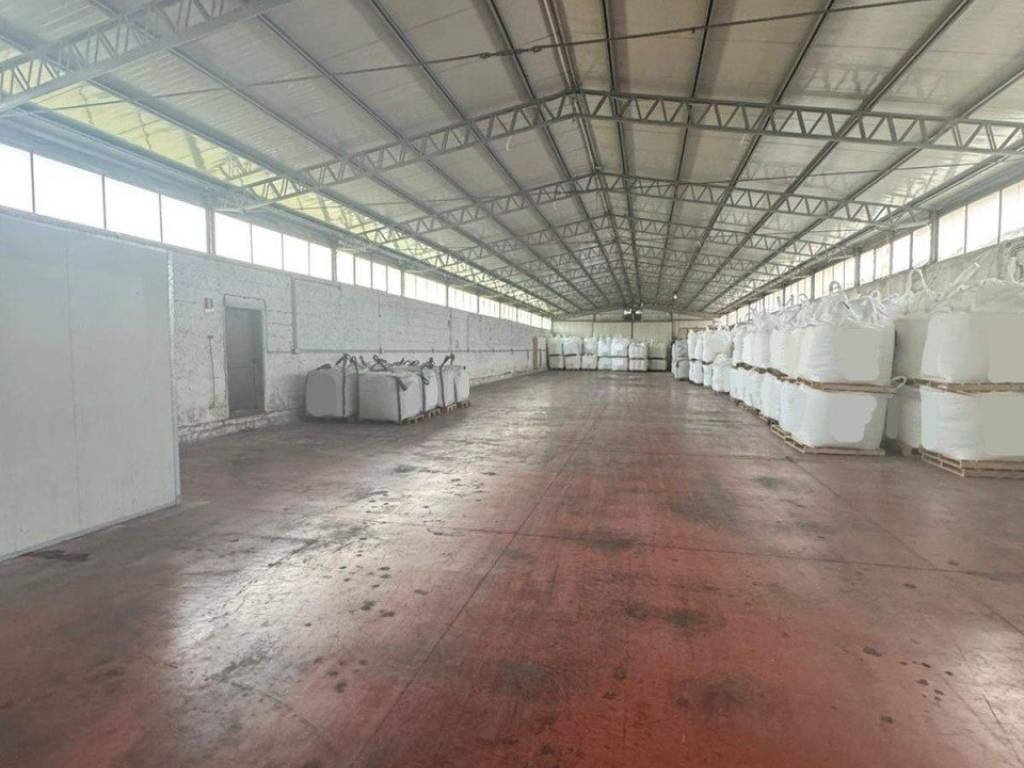 locale commerciale in affitto a Giugliano in Campania
