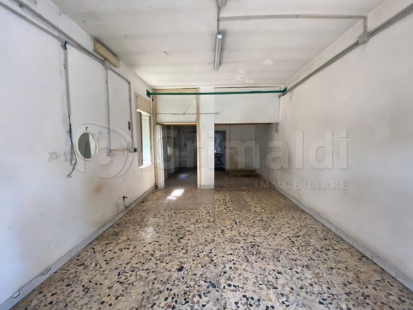 locale commerciale in affitto a Giugliano in Campania