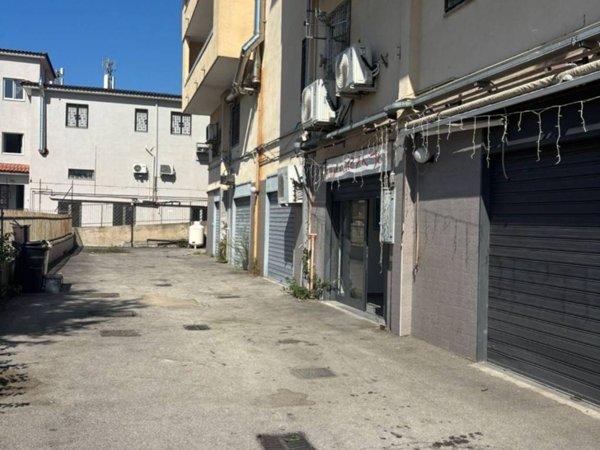 negozio in affitto a Giugliano in Campania in zona Varcaturo
