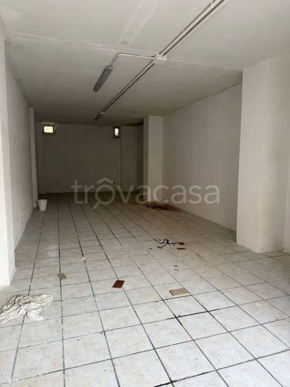 negozio in affitto a Giugliano in Campania in zona Varcaturo